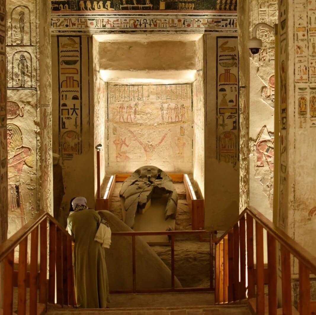 inside-burial-chamber-tomb-sarcophagus-valley-of-kings-luxor-egypt