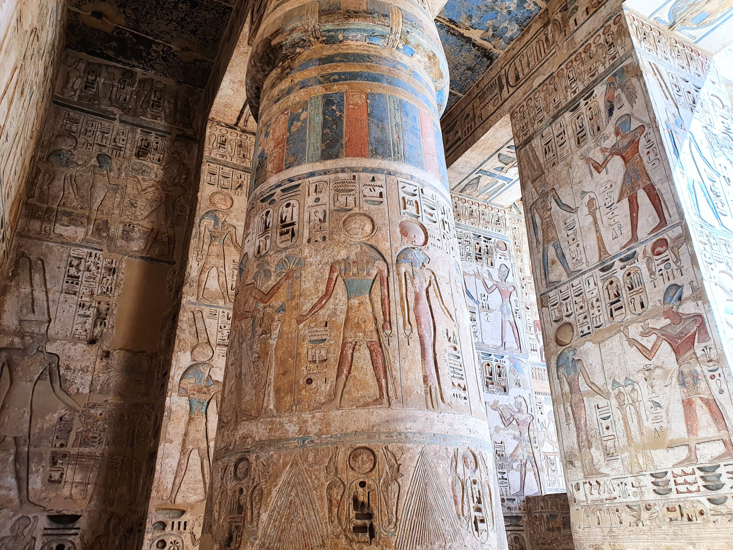 habu-temple-columns-luxor-west-bank-egypt