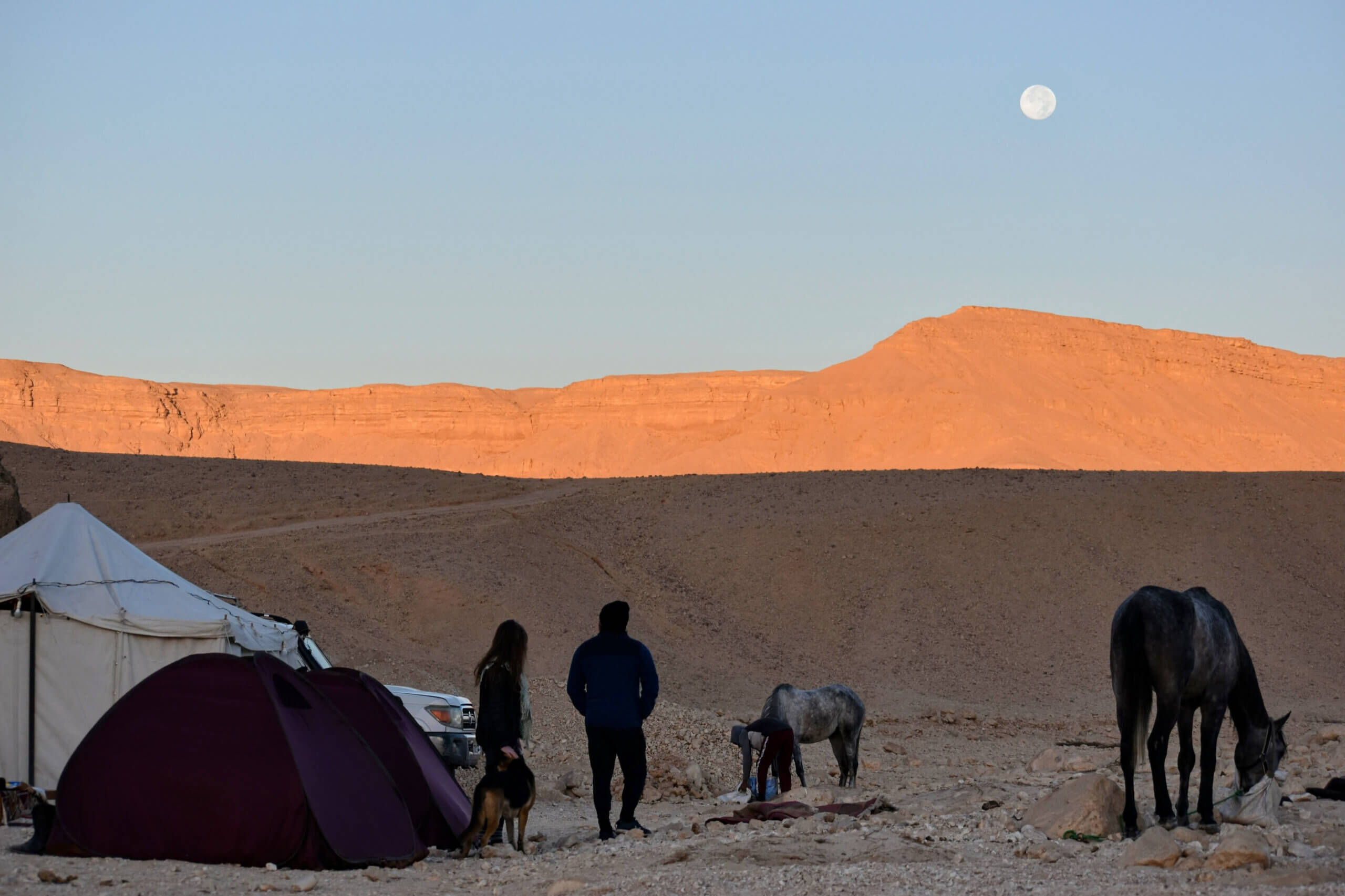 desert-camping-sunrise-mountain-luxor-horse-riding-holiday-egypt