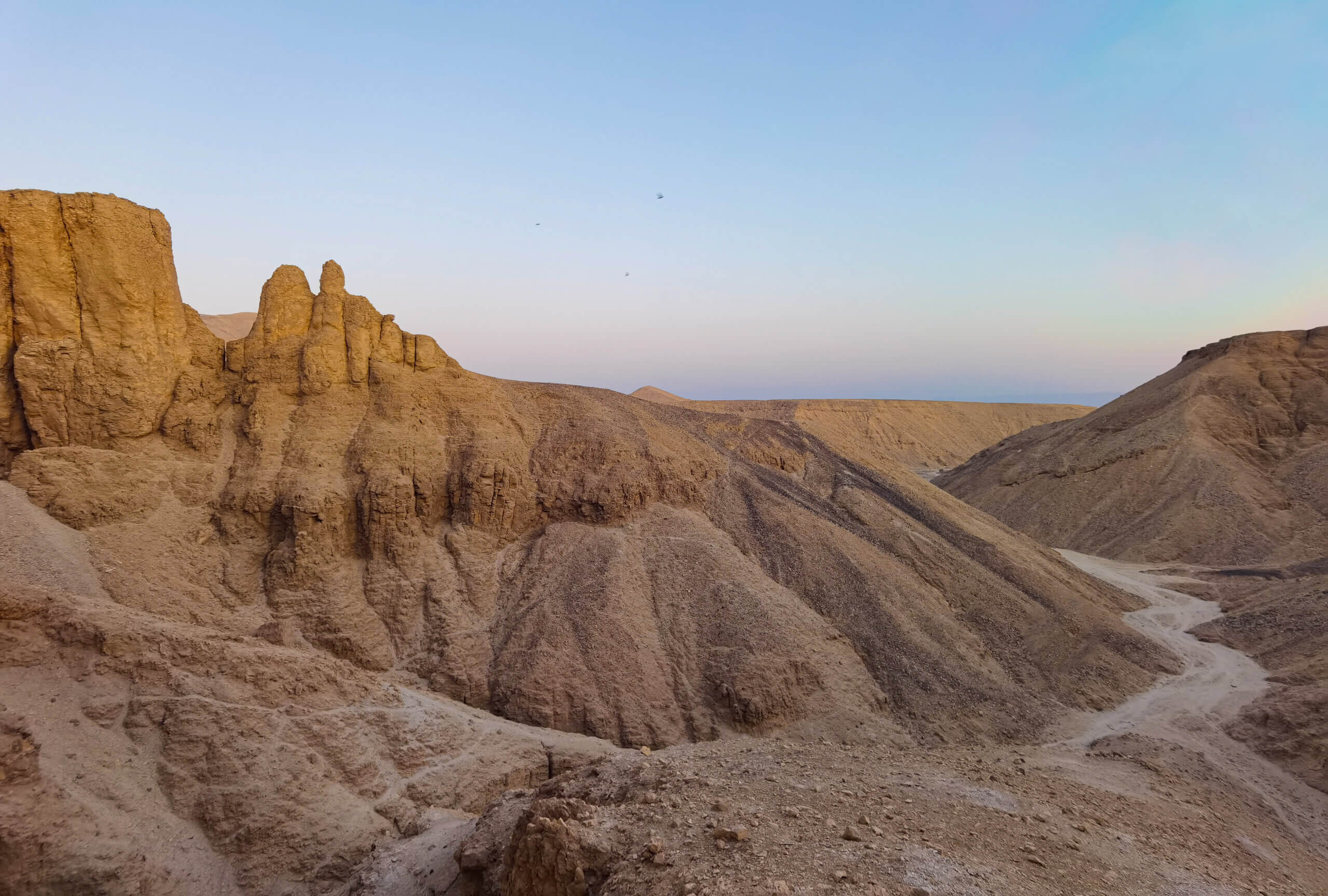 desert-mountain-sunset-luxor-egypt-camping