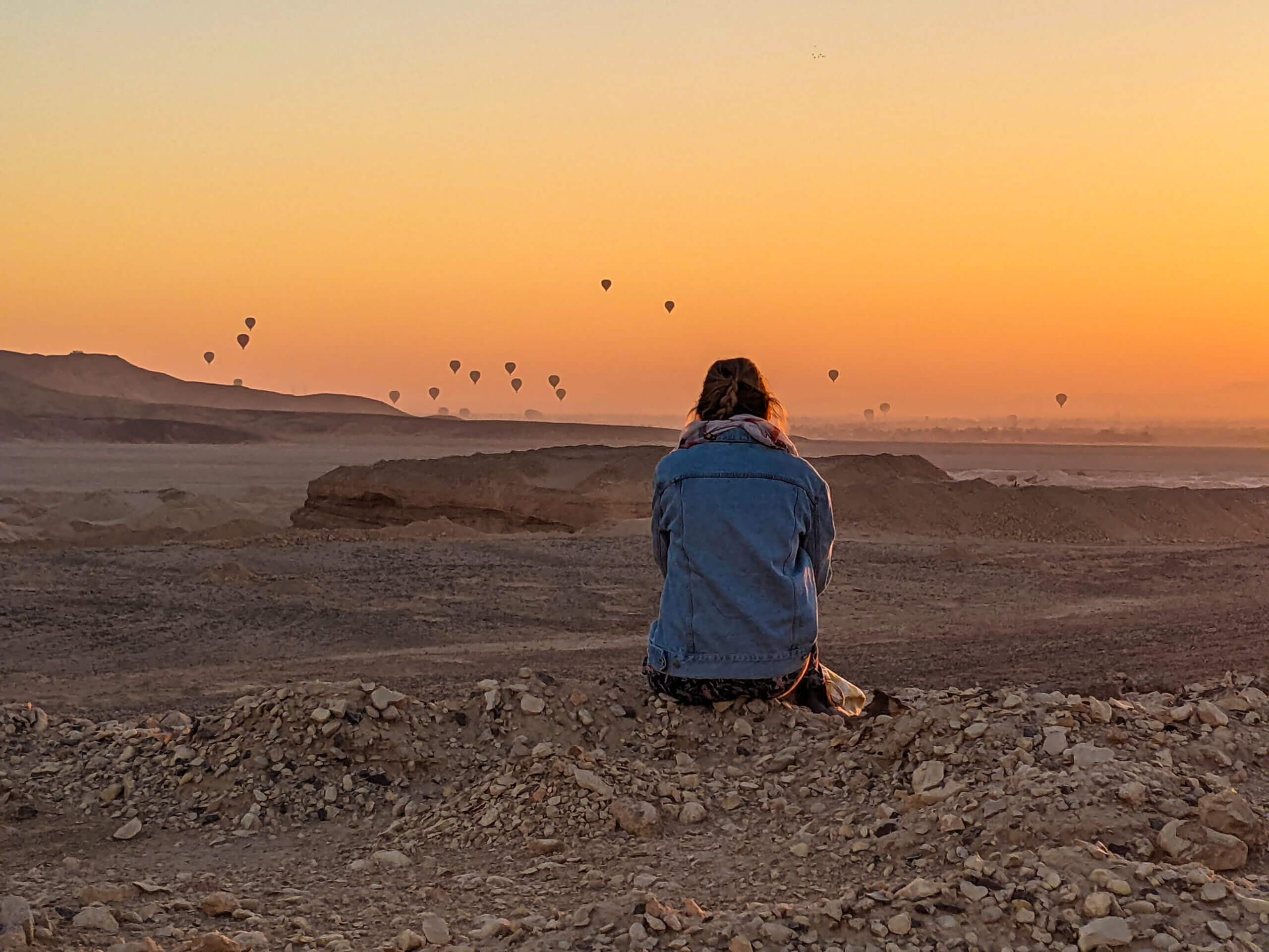 desert-sunrise-hot-air-balloons-luxor-egypt-holiday