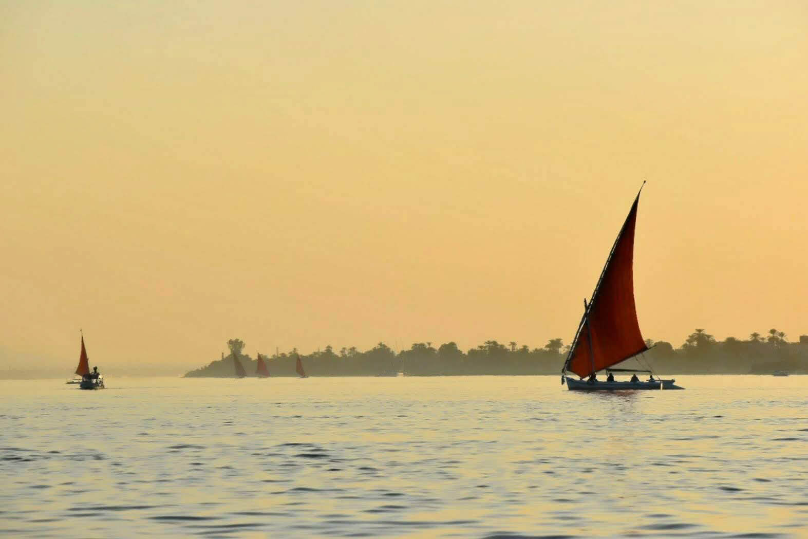 felucca-sunset-boat-ride-nile-river-luxor-egypt