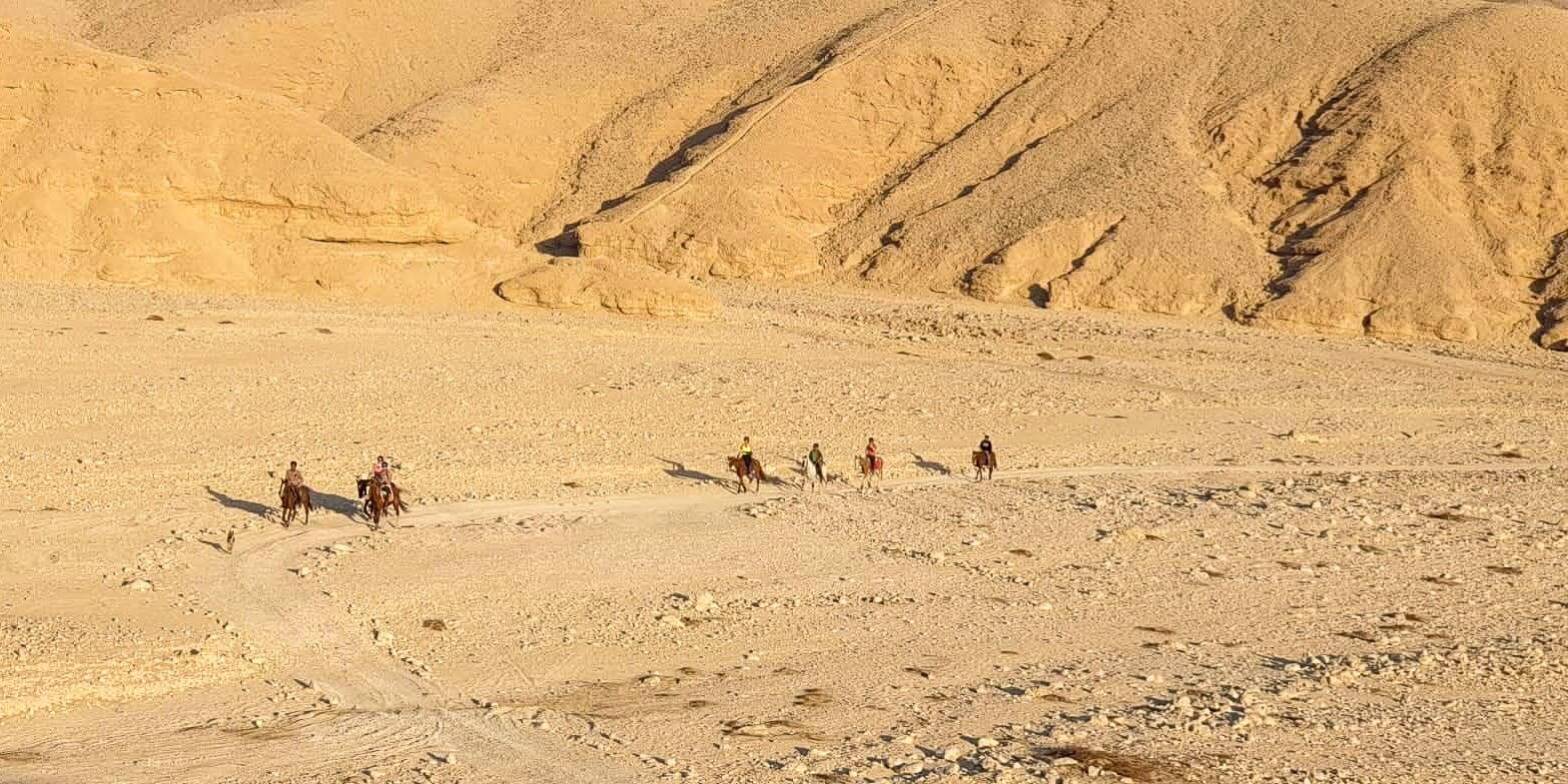 riding-through-egyptian-desert-horse-riding-holiday-group-luxor-egypt