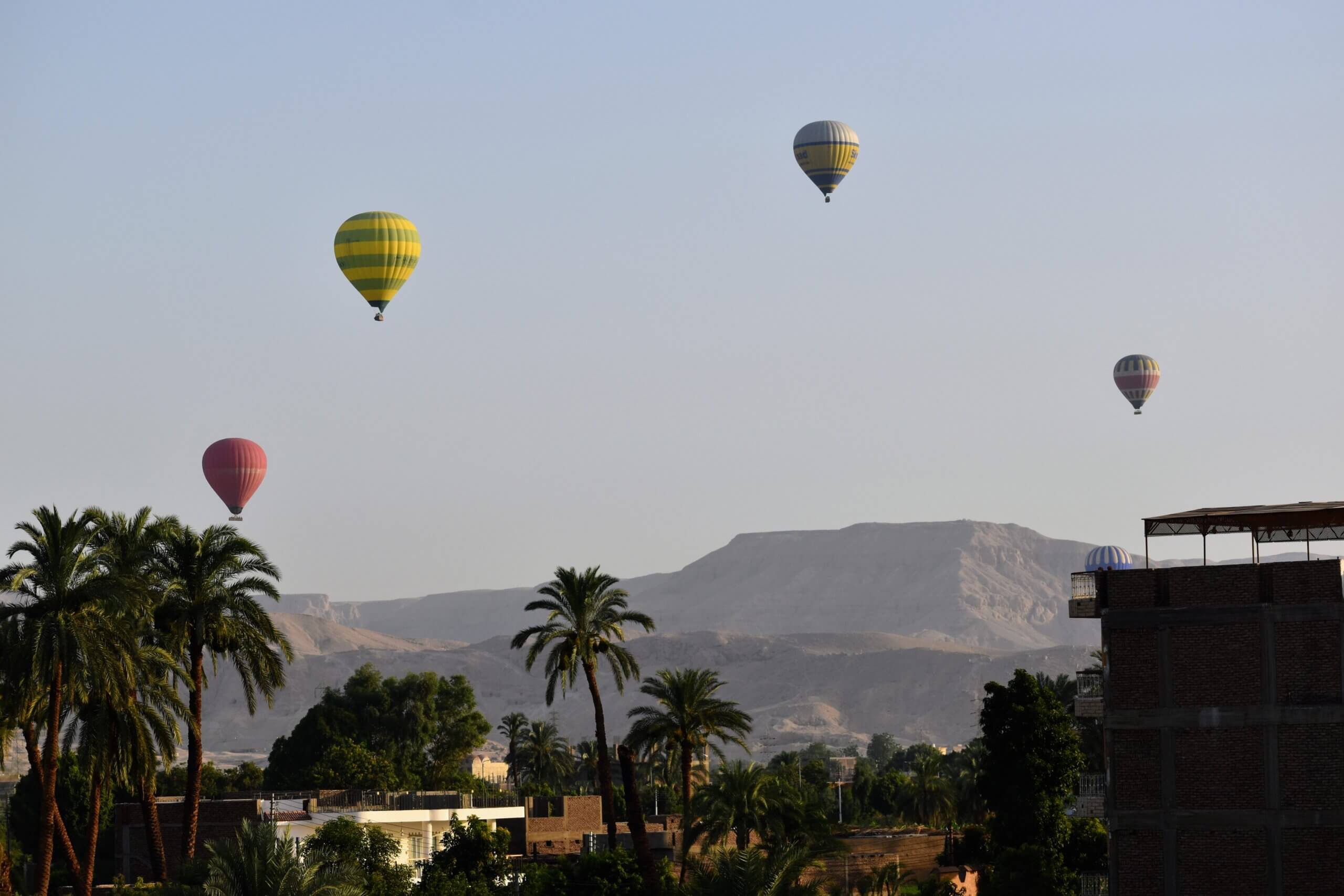 hot-air-balloons-over-theban-mountains-luxor-egyop