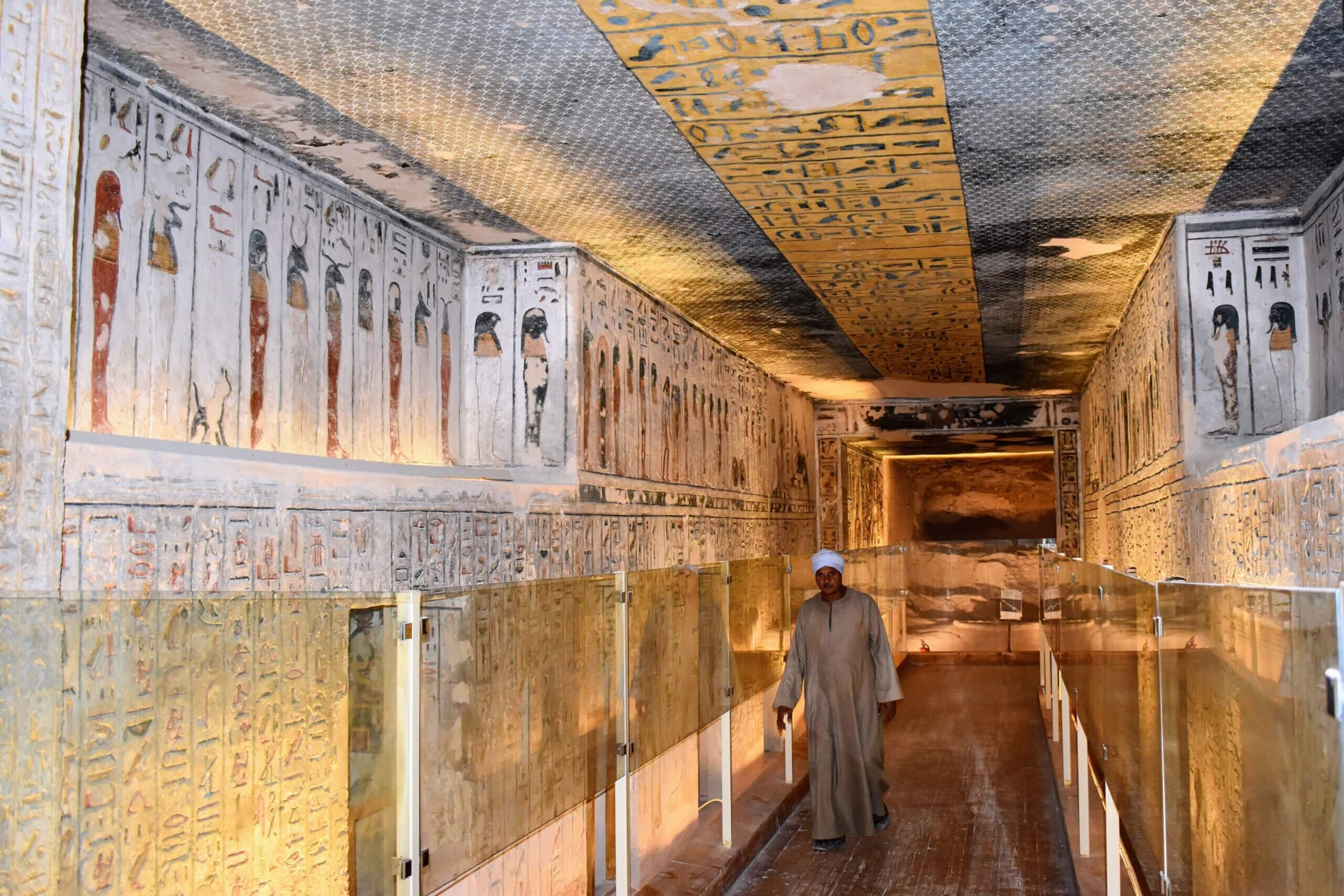 inside-pharaoh-tomb-at-valley-of-the-kings-luxor-egypt