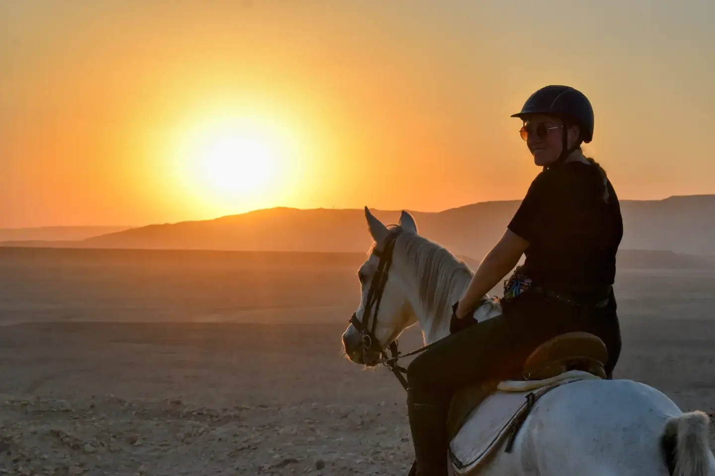 horse-riding-in-luxor-desert-at-sunset-egypt