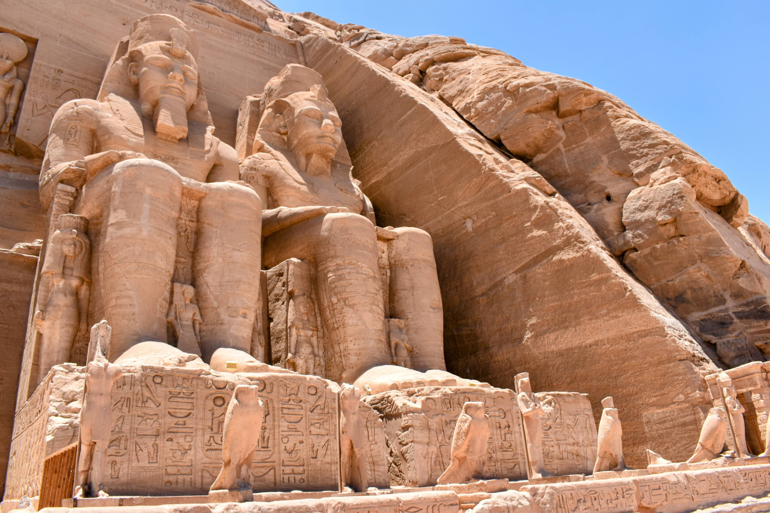 abu-simbel-statues-ramesses-temple-aswan-egypt